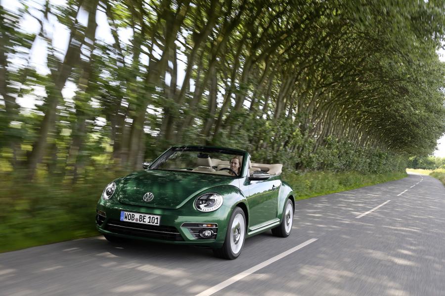  Volkswagen Beetle Cabriolet 2016 года  (фото 15 из 21)
